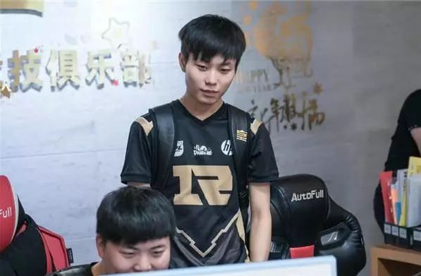 恩佐高举手 恩佐高举手