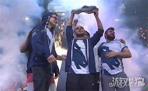 现让他在切 现让他在切